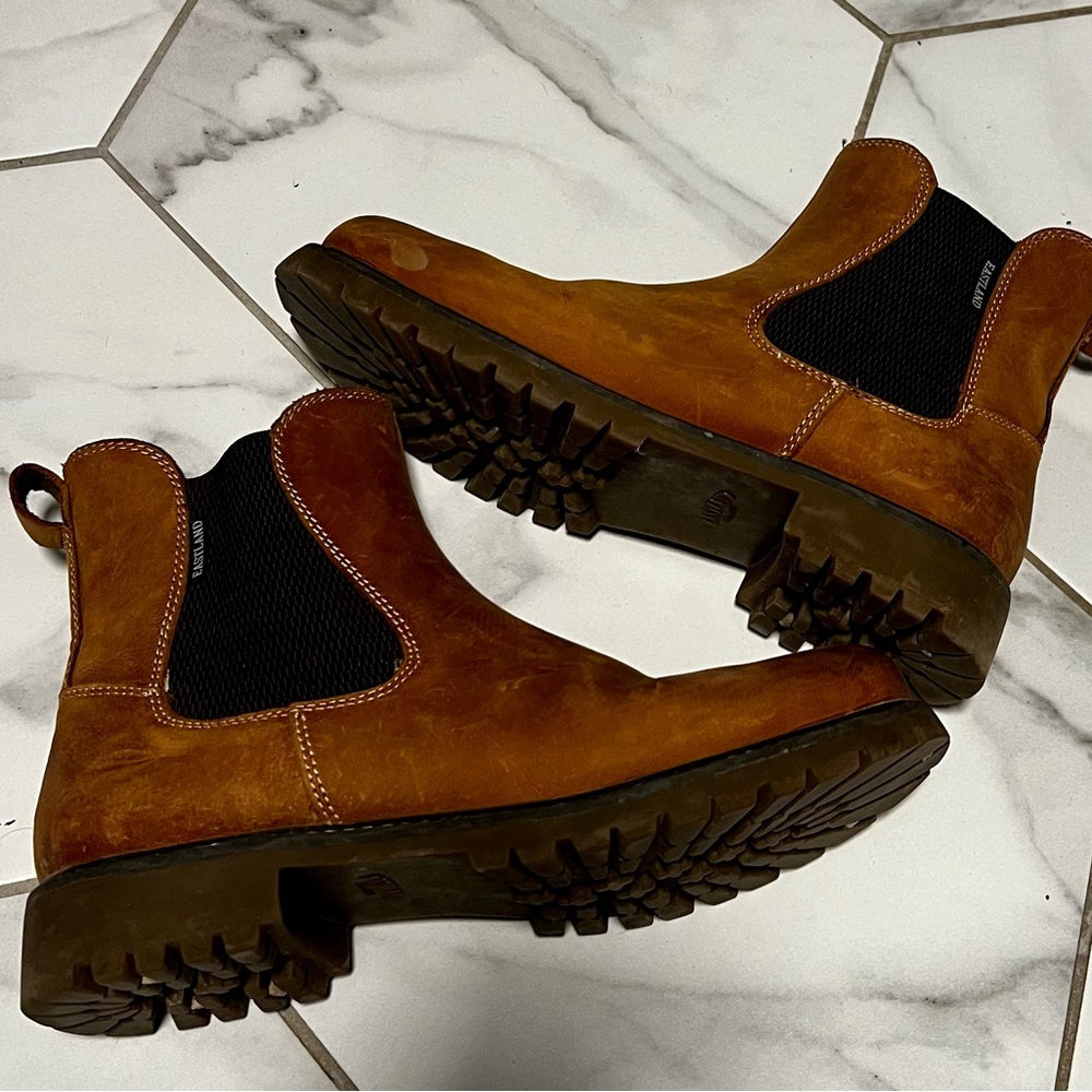 Womens Eastland Chelsea Boots. Size 9. Excellent condition.